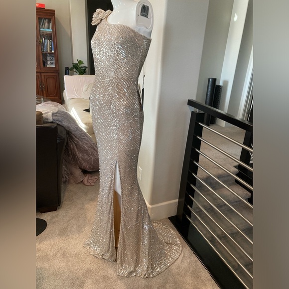 New elegant dress - Picture 5 of 8